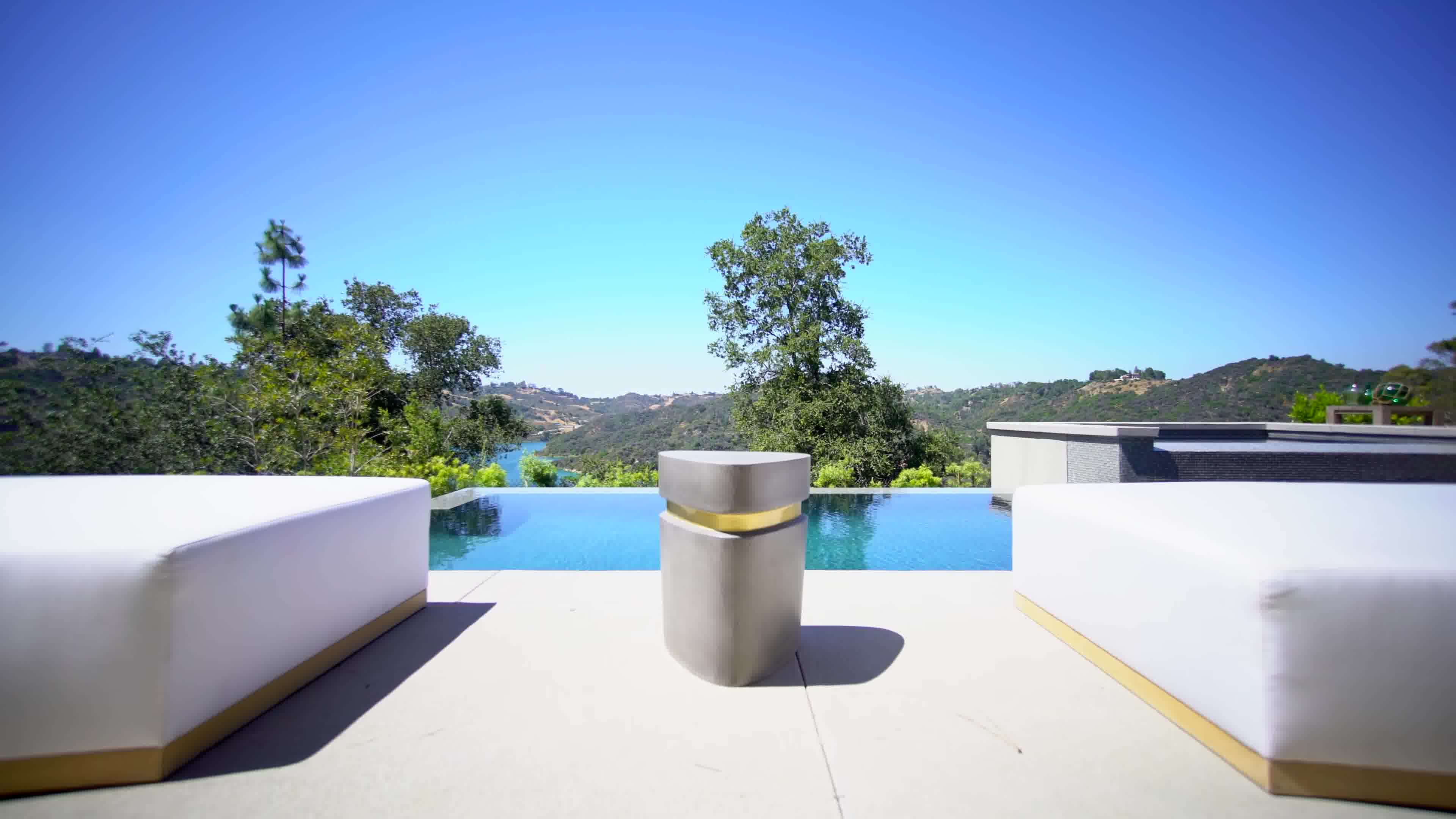 2017年出售的一套洛杉矶山顶湖景豪宅1925万美元