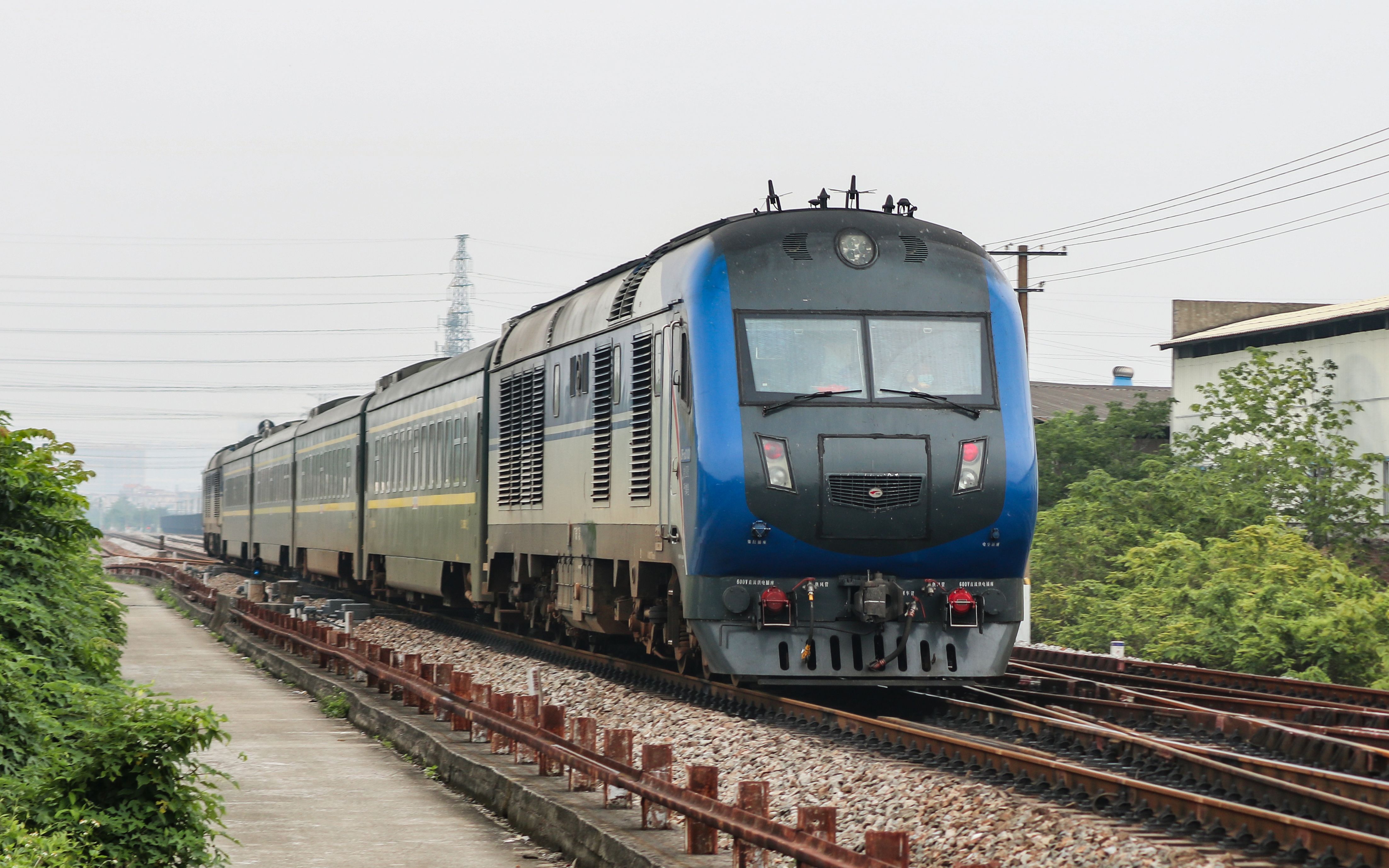 随拍广茂铁路0418横窖道口拍到的一些火车通过含轮轨声福利