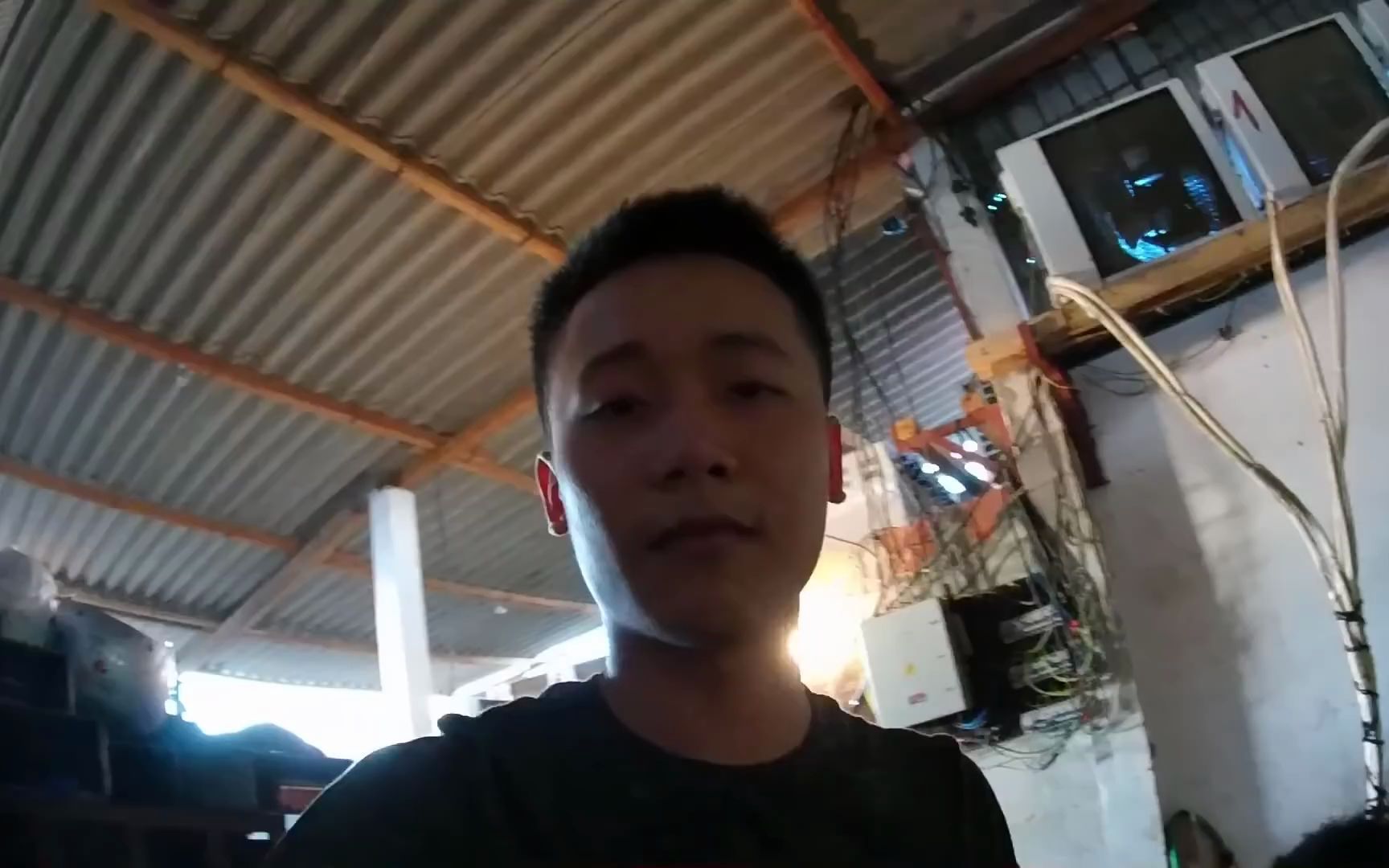 [图]Quang Linh Vlog - Thử Thách 4 Anh Châu Phi Ăn Hết 120 Cái XÚC XÍCH