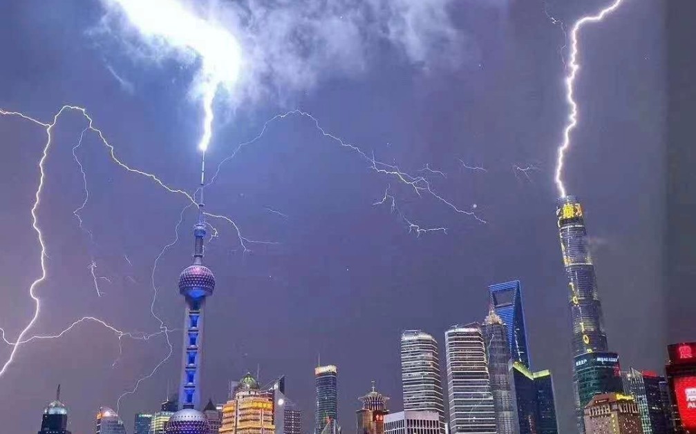 上海东方明珠塔被闪电击中——是哪位在此道友渡劫?