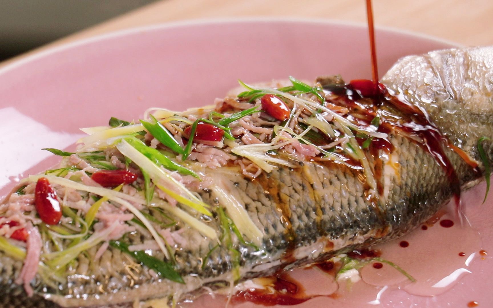 年菜外表看似高端实则非常简单的清蒸鲈年年有鱼