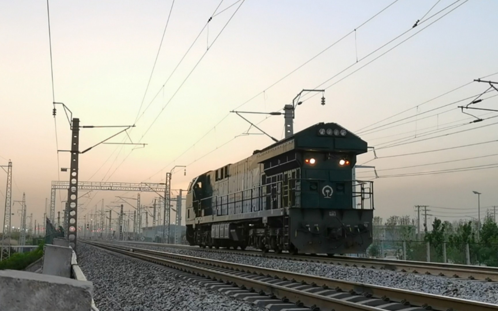 【库存】西局新段hxn50629通过北环线西安国际港站