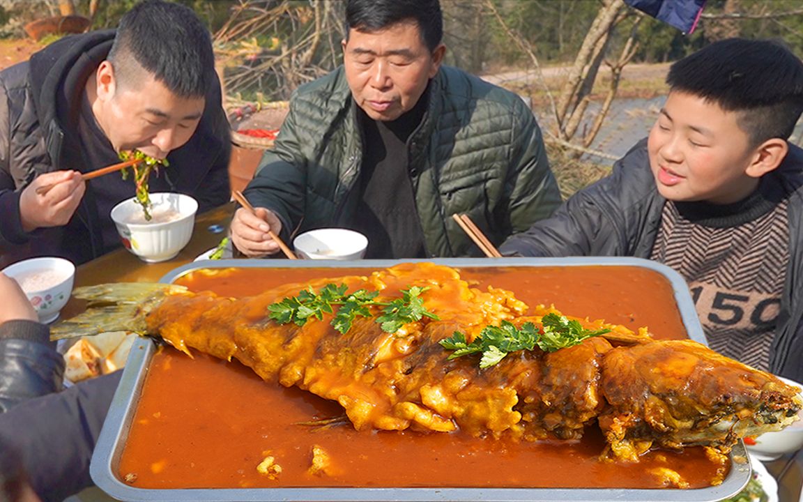 超小厨夫妻搭档砍柴火,午饭花卷稀饭糖醋鱼,一桌菜一家人吃过瘾哔哩哔哩bilibili