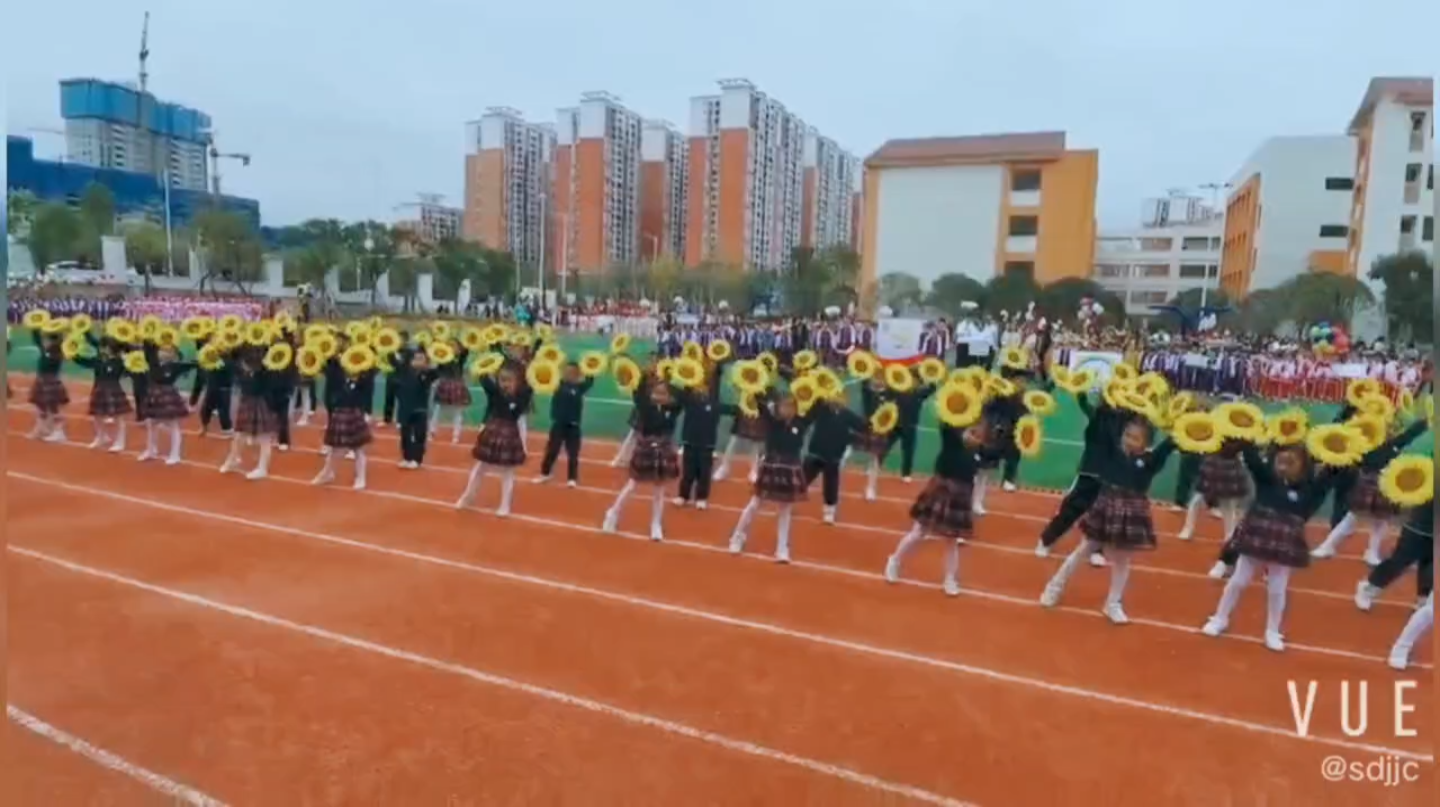 小学运动会开幕式,一年级七班表演《祖国的哔哩哔哩bilibili