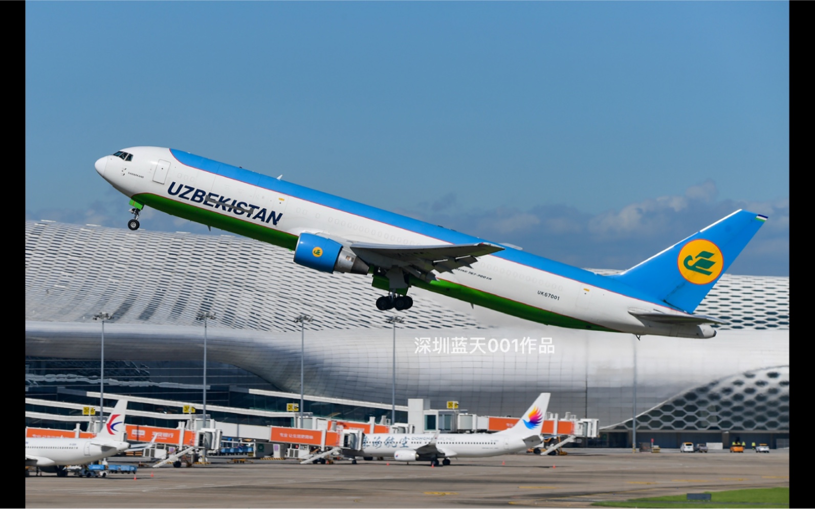 一组乌兹别克斯坦航空b767-300er货机在深圳机场装货和起飞情景.