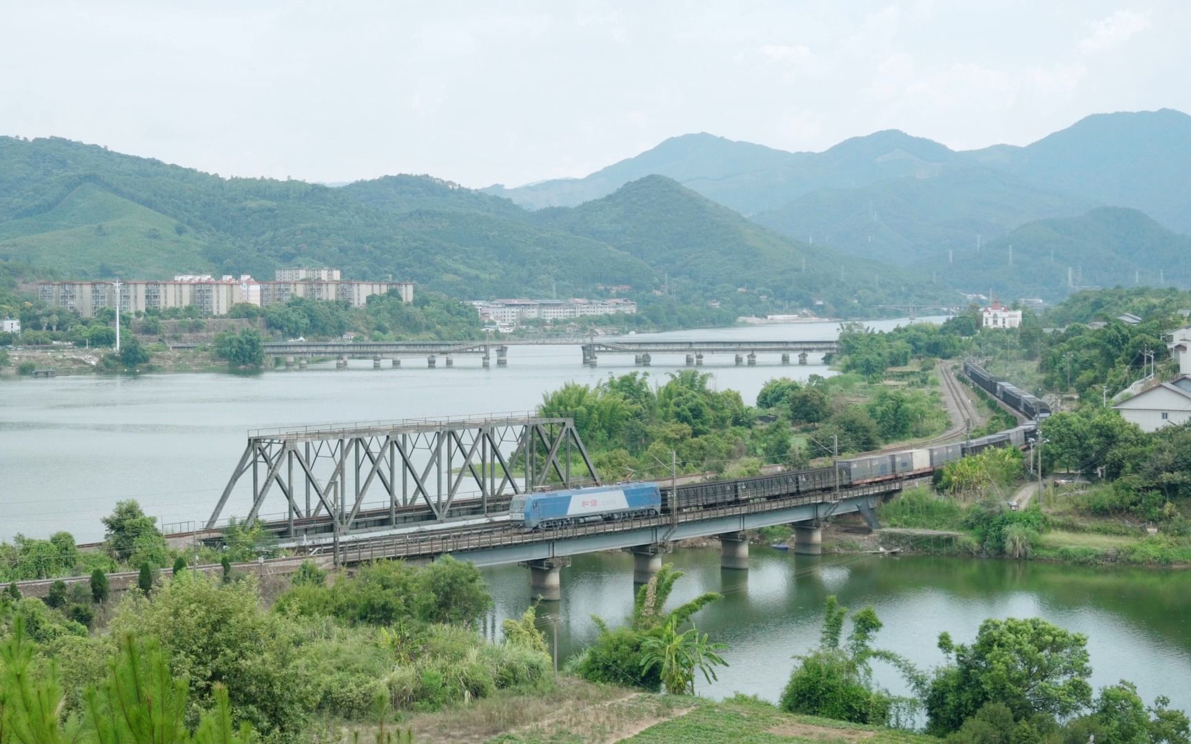 鹰厦铁路混编货物列车通过大弯道