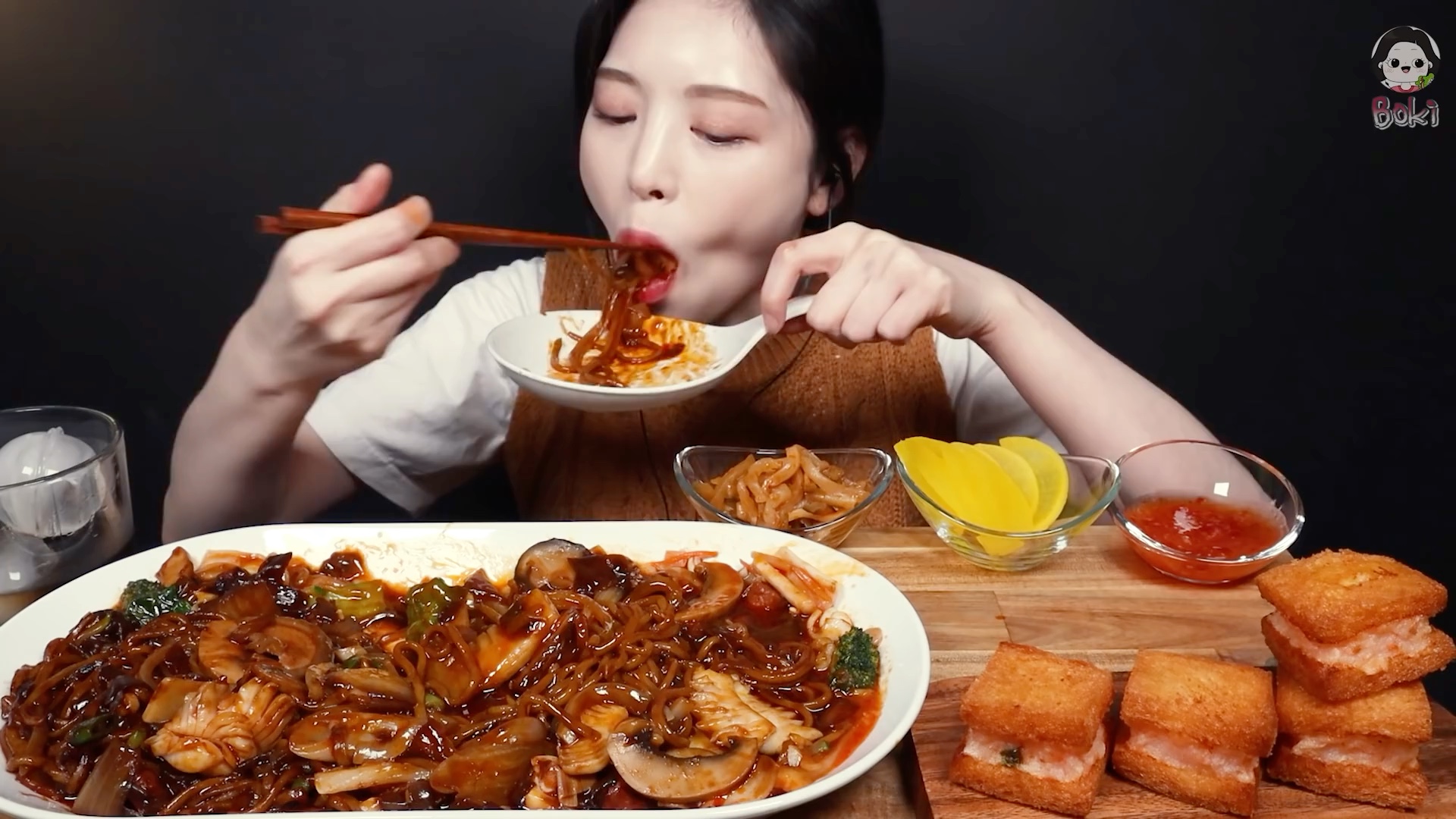 韩国小姐姐boki吃播 吃海鲜炸酱面和面包虾 搭配清爽酸萝卜和甜辣酱