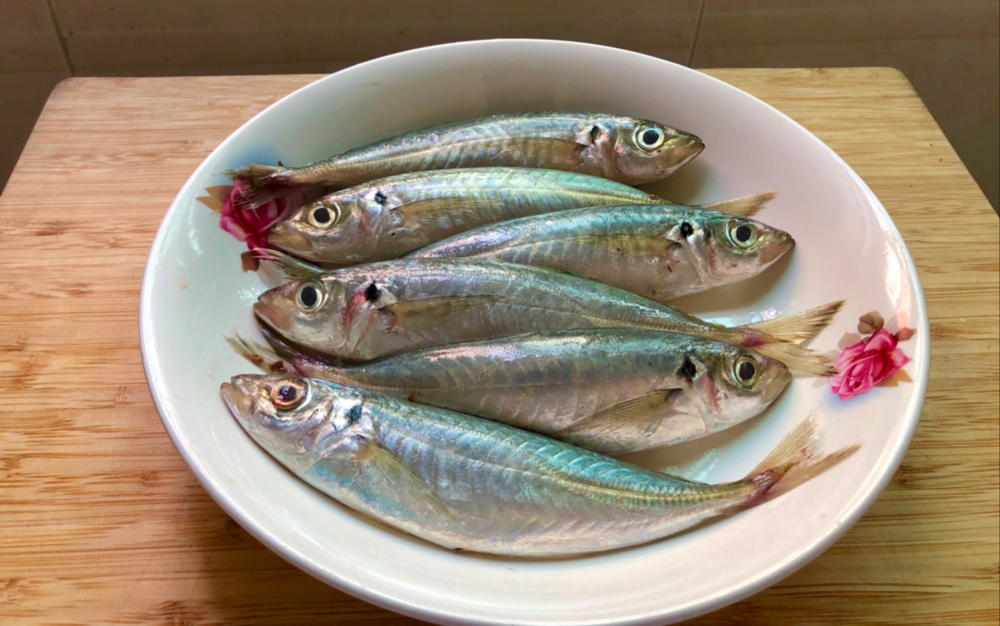 潮汕人都吃过的海鱼巴浪鱼用几根蒜苗煮就是美味