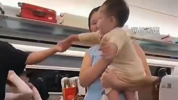 宝宝在高铁上让陌生叔叔抱，叔叔被迫抱一路，一松手就哇哇大哭。妈妈：我站旁边尴尬又好笑