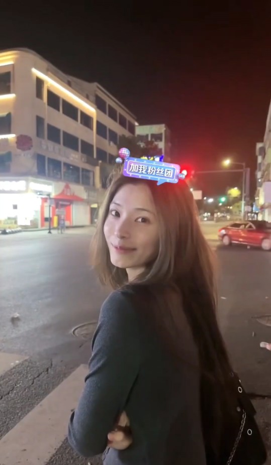 "钟晨瑶|4.1号钟姐又在半夜突然直播啦,钟姐在干什么捏"