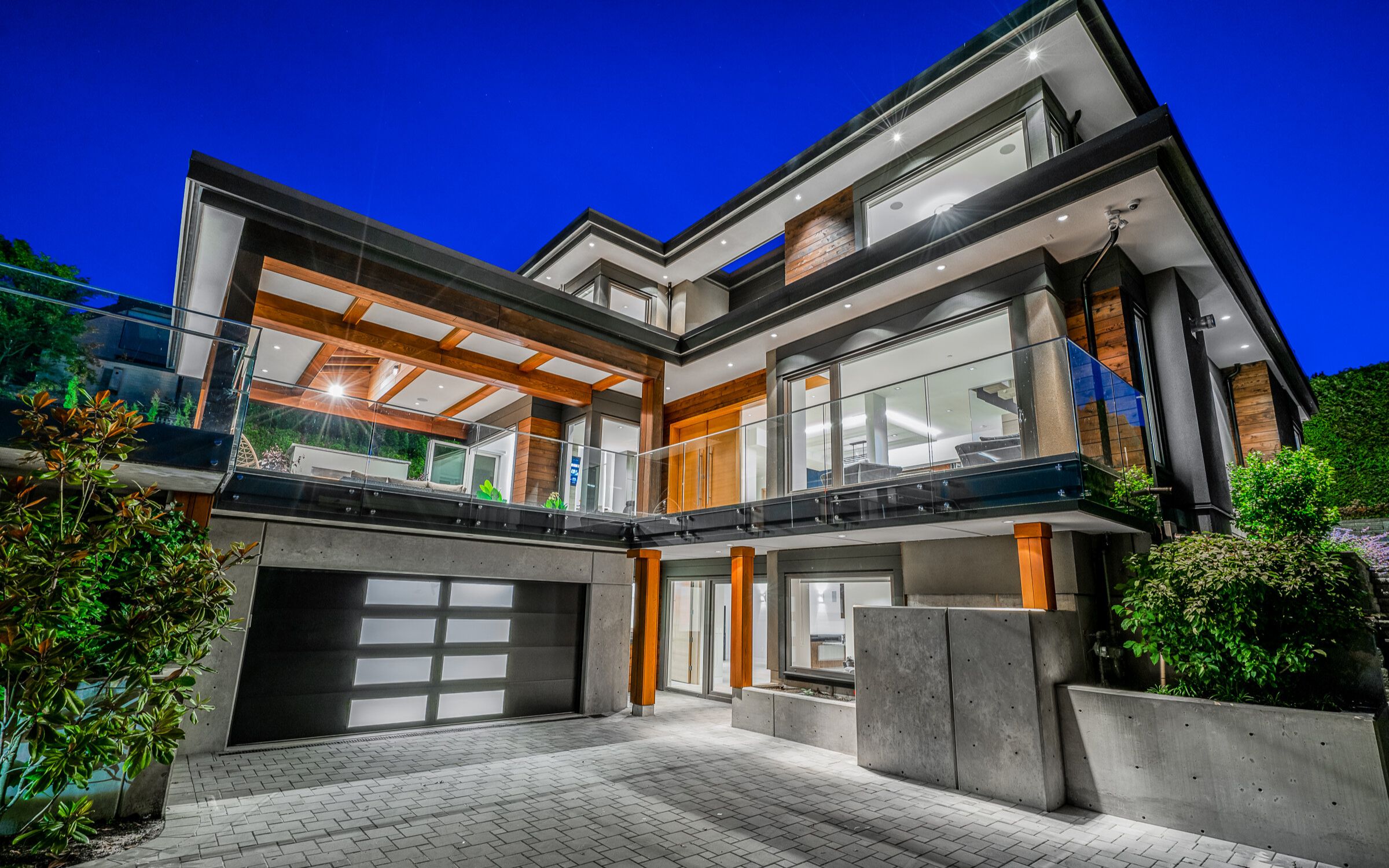 位于加拿大西温哥华的一座工艺精湛的现代半山豪宅|2545 mathers