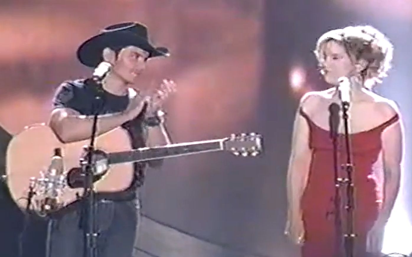 [图]【感人献唱Whiskey Lullaby】Alison Krauss & Brad Paisley (Live 2004 ACM)