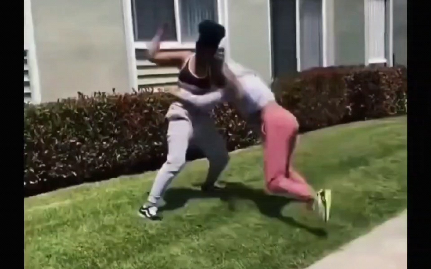 为争黑人男友 女子街头决斗