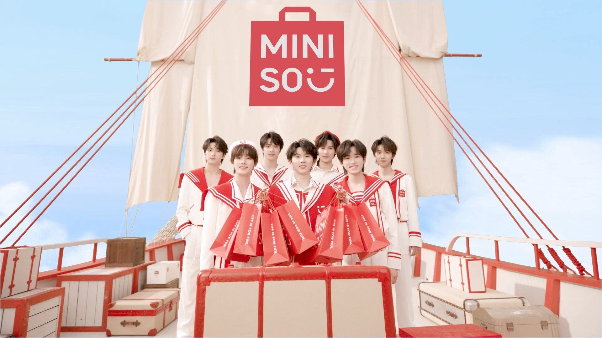 名创优品官宣广告:七个红色小水手