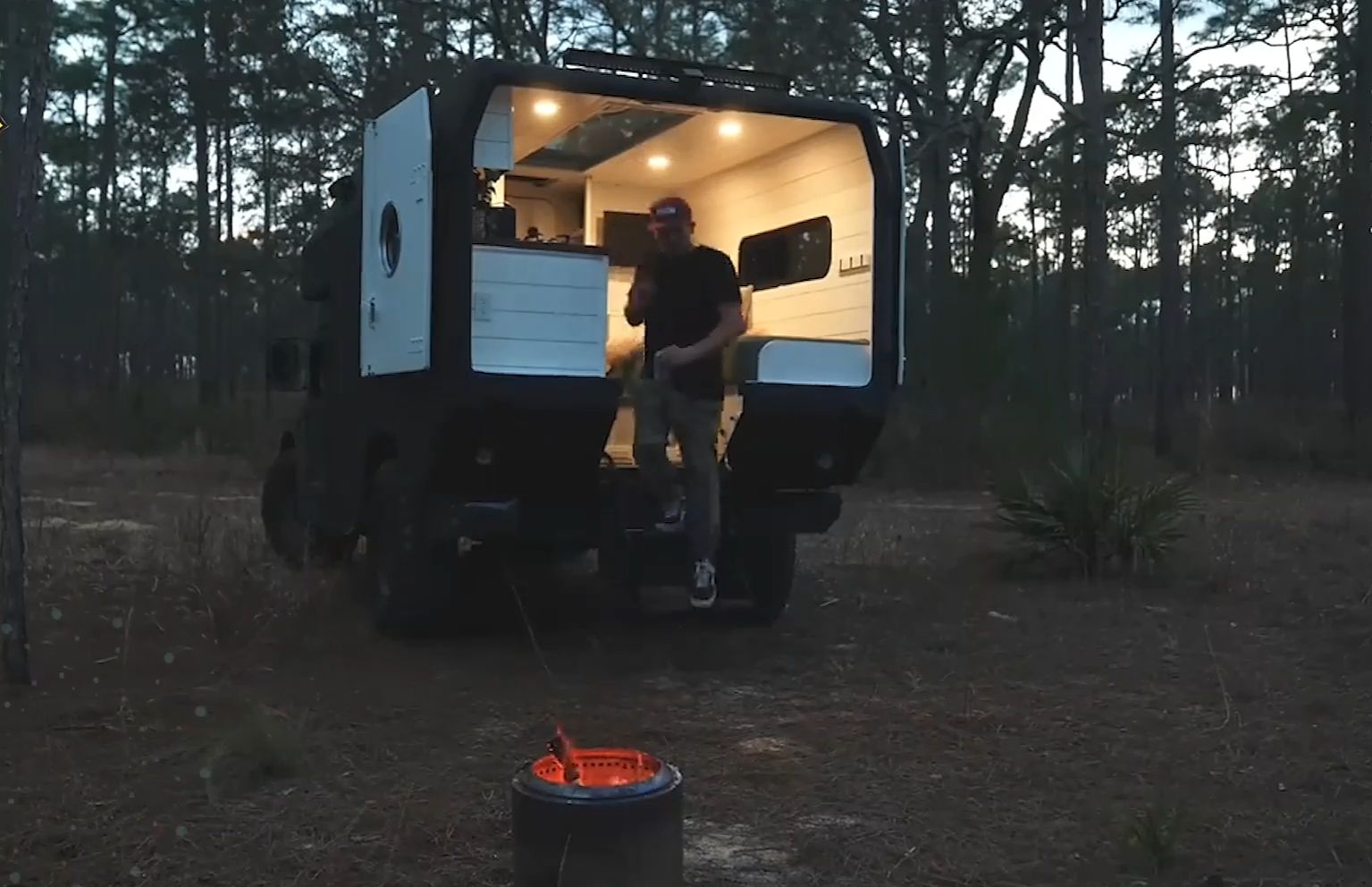 小伙将一辆军用悍马急救车改装成越野房车(完整版)