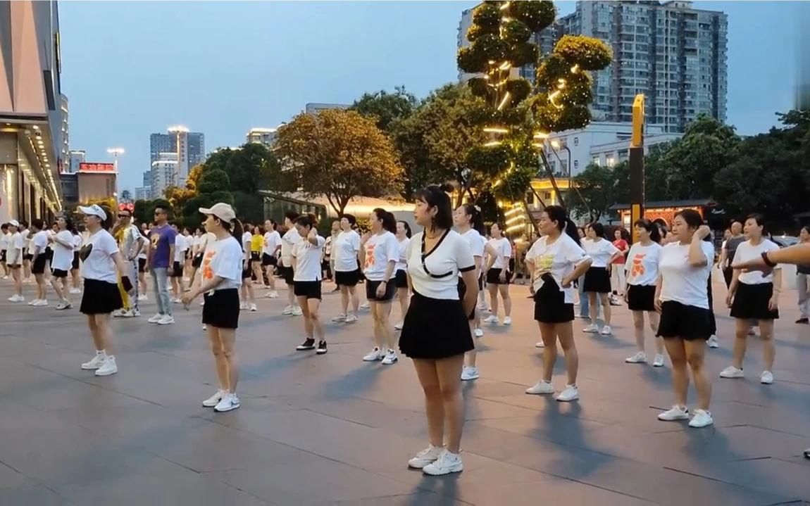 四川成都一美女跳广场舞,屁股扭得太性感了,引来无数人围观