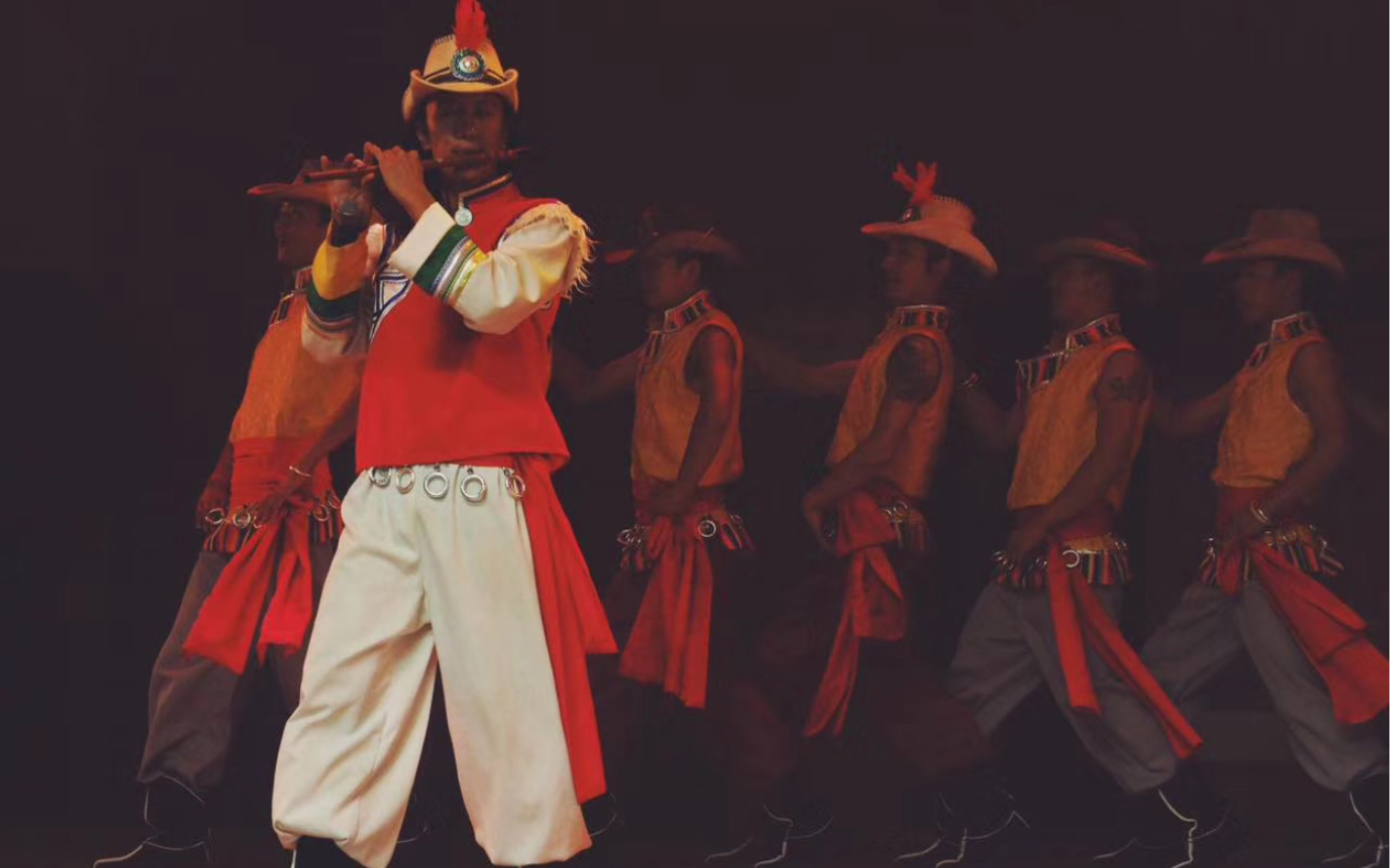 喜欢摩梭甲搓舞的看过来,泸沽湖摩梭在春天艺术团的小哥哥们带你跳