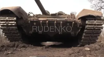 Video herunterladen: 战争雷霆 全真模拟 T-72B3在马林卡的拆迁工作