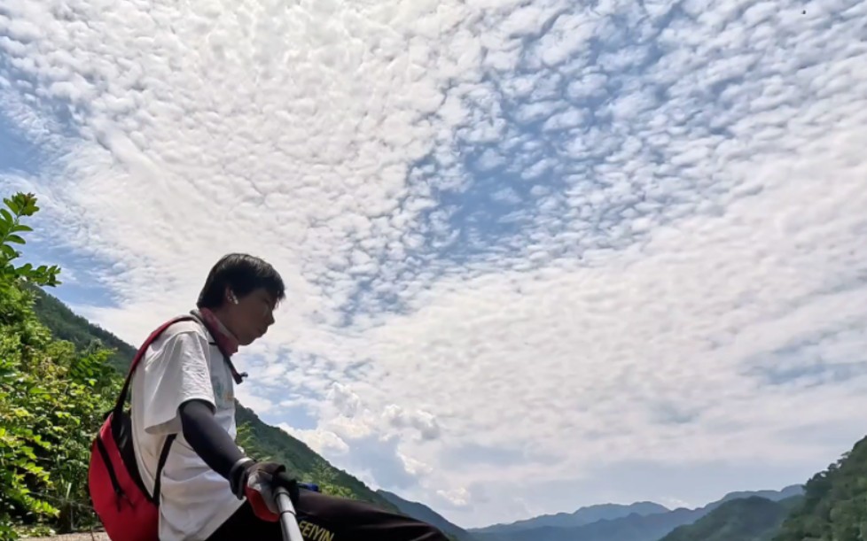 推车走了一天,翻越三座大山,无奈入住路边