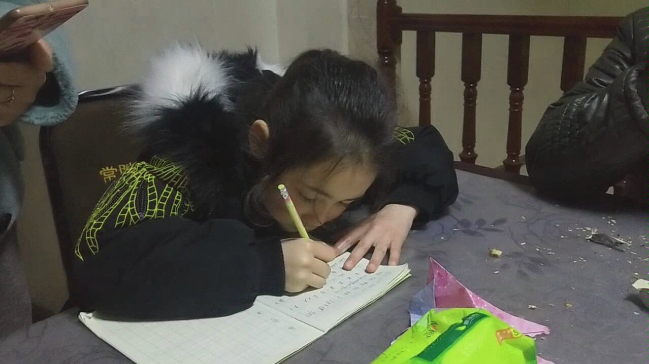 活动作品小妹写作业