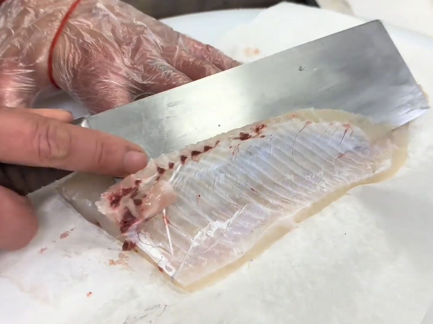大哥点了两条青竹鱼做鱼生,一条肾花一条肉片