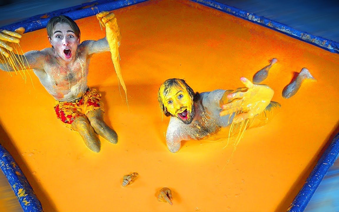 小伙测试相约比赛用非牛顿流体泡澡网友挑战下中国胶水