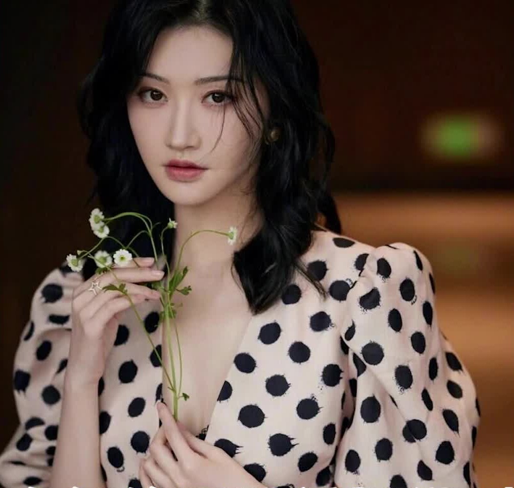 人间富贵花景甜,大波点泡泡袖刷新夏日妆容