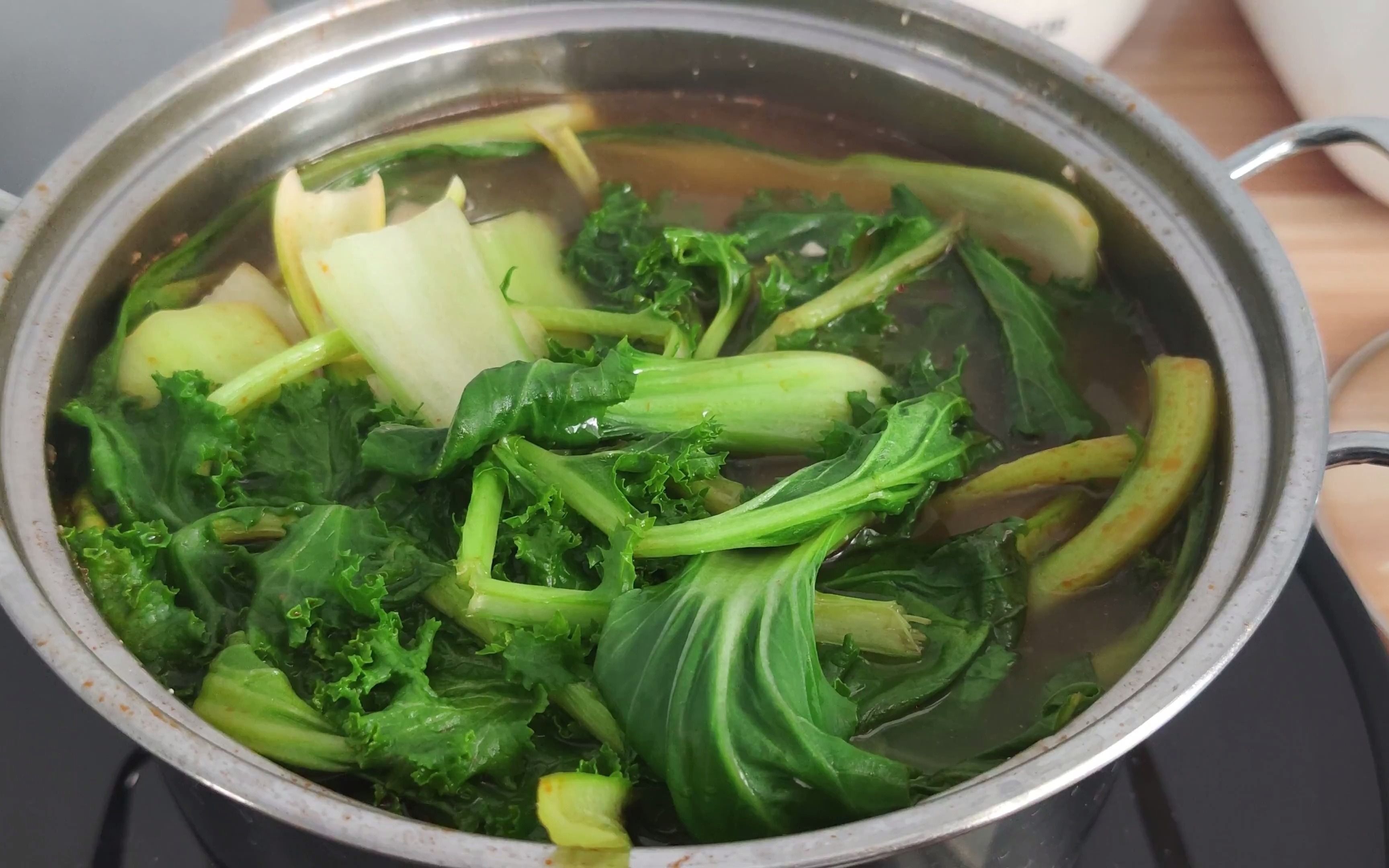 大学生独居是怎么吃饭的?一锅蔬菜锅给小伙吃美了.