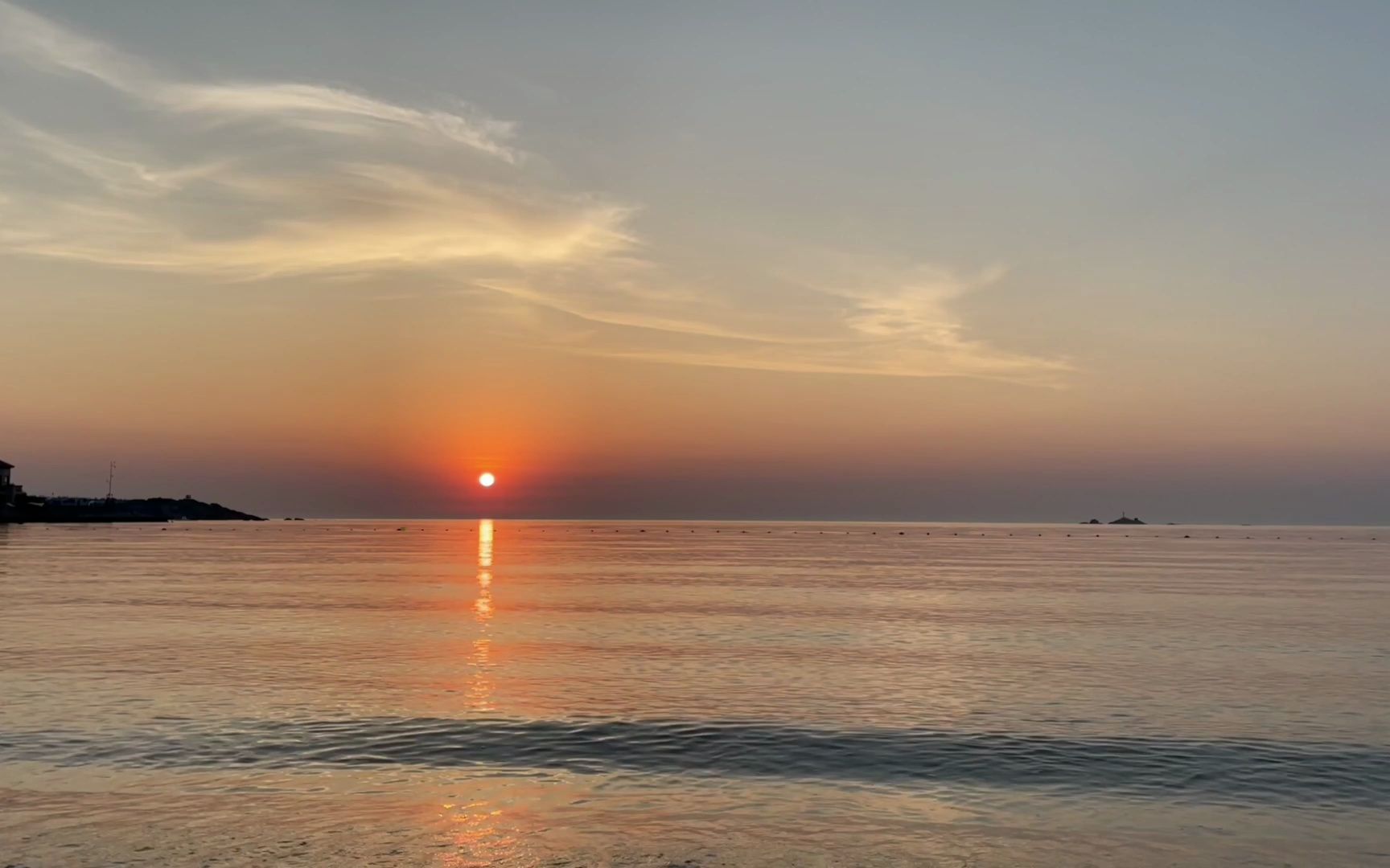 在威海,在凌晨四点,在半月湾浪漫的海边,总要奔赴一场绝美的海上日出