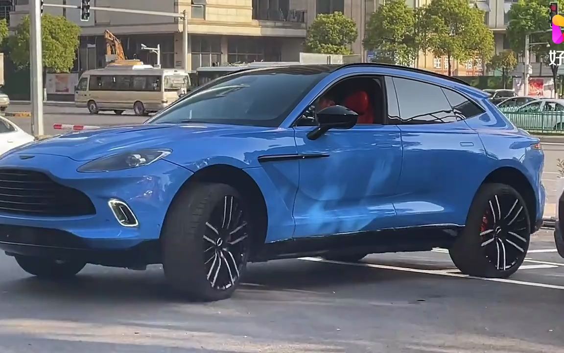 阿斯顿马丁dbx