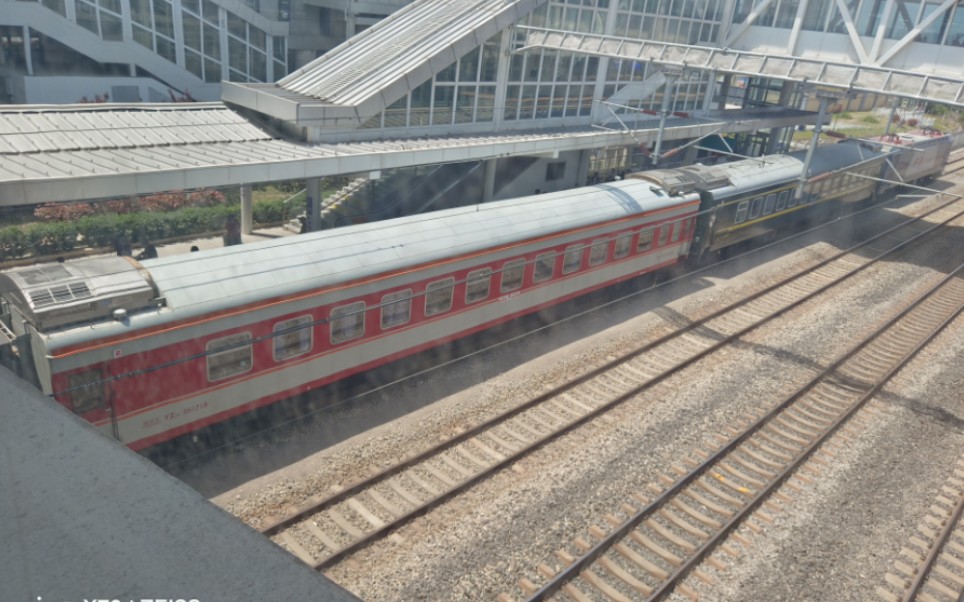 京局石段k1216次列车驶出潍坊站(挂5节原色)