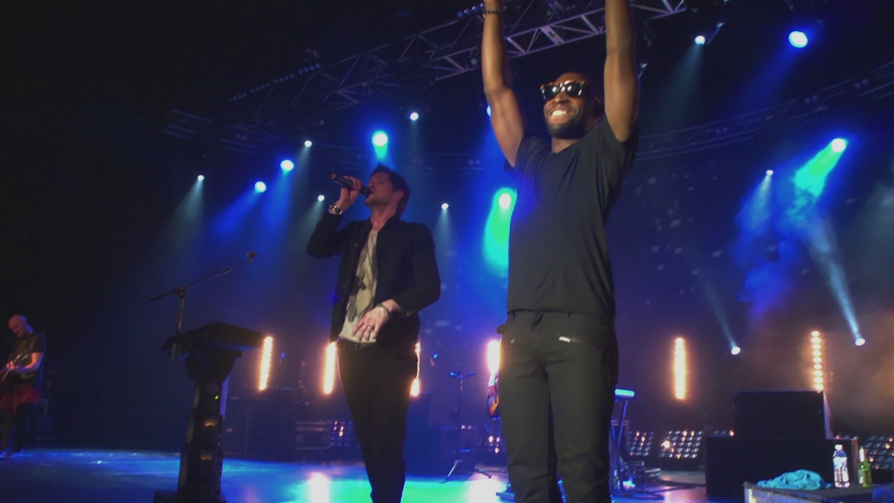 [图]The Script & Tinie Tempah Live - Written in the Stars - The Script