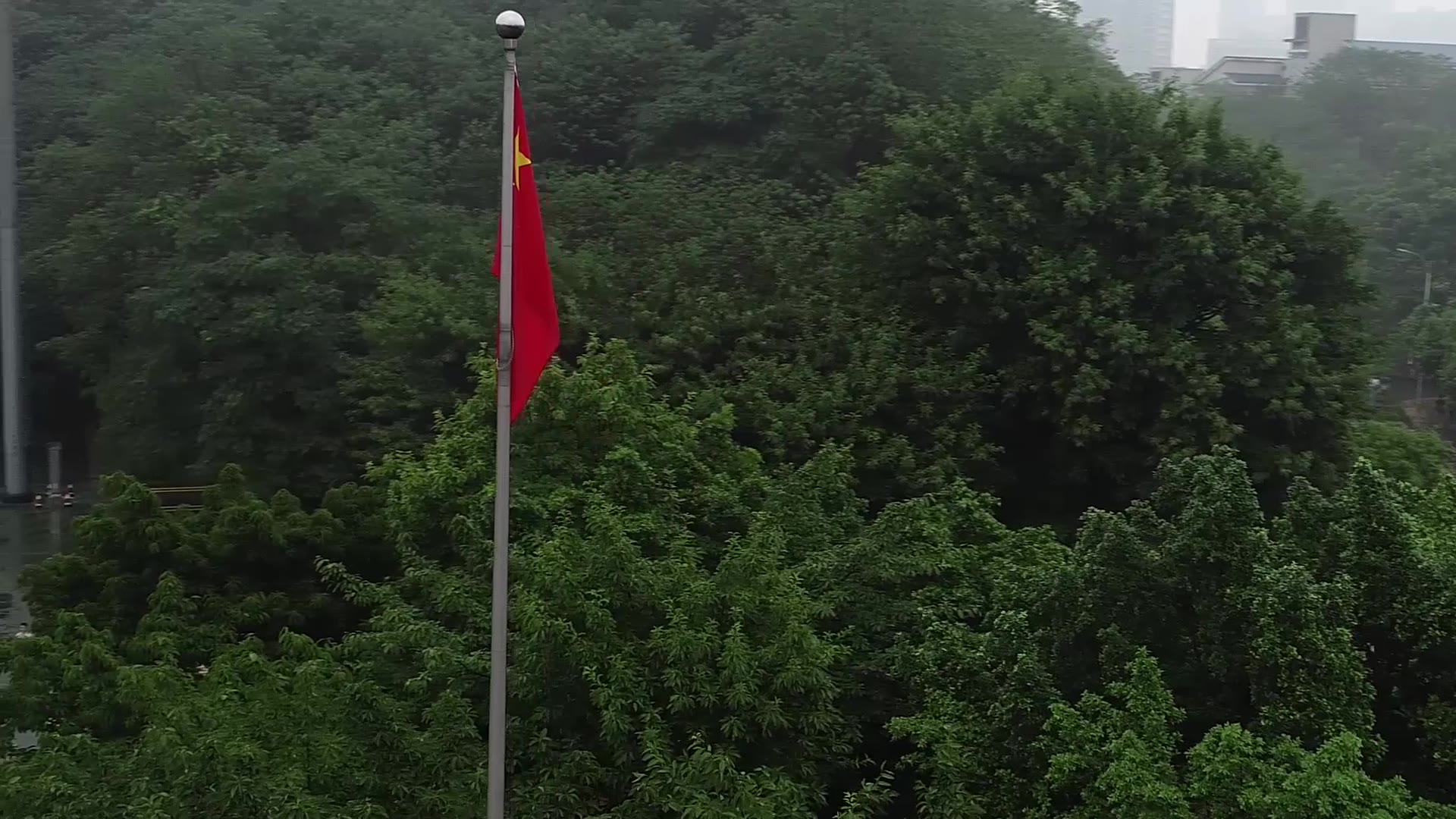 [图]【重理工】雨中坚守：新学年升旗仪式