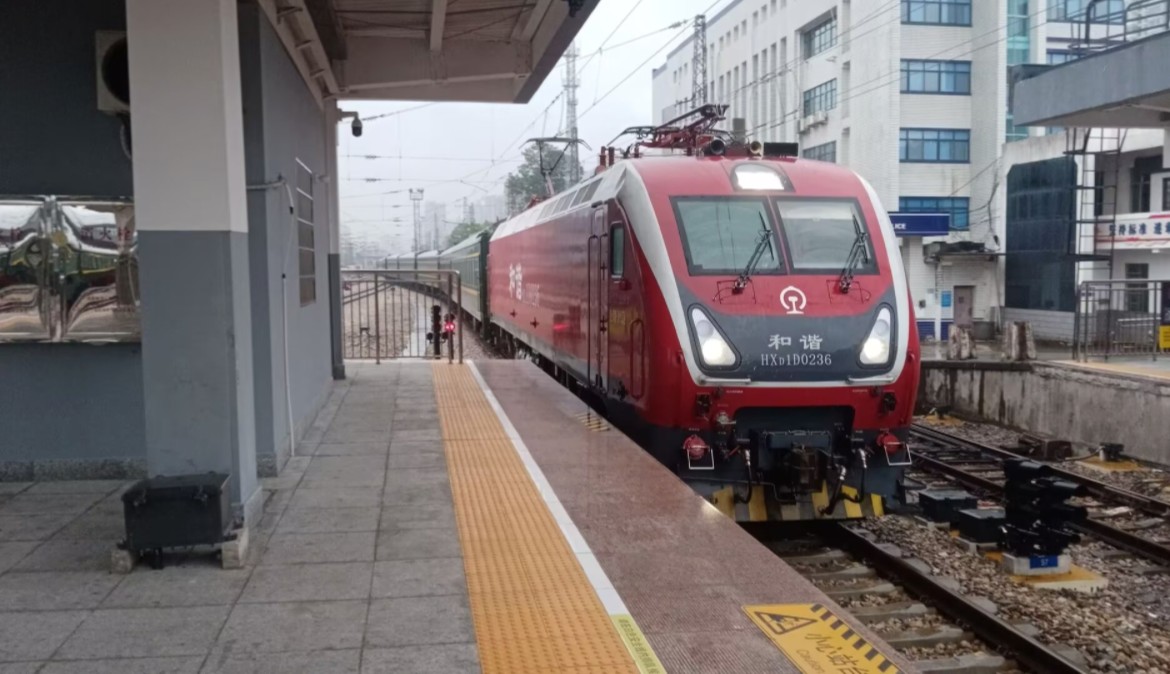 【沪昆线】k495次进怀化站2站台办客