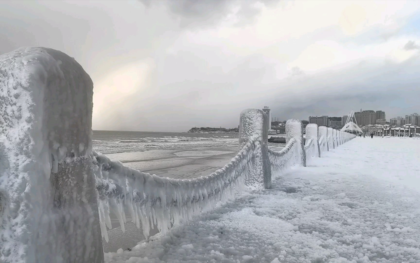 [图]一定要在大雪天去看海啊！这是上了热搜的烟台的雪啊！