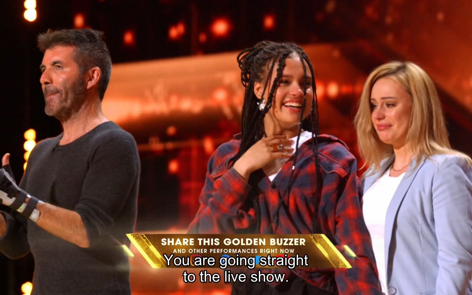 [图]Golden Buzzer: Sara James Wins Over Simon Cowell With "Lovely" by Billie Eilish