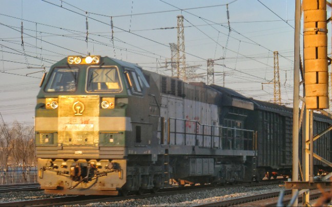 于虎线上行技术直通货运列车14512次通过转弯桥站去裕国方向,本务机车