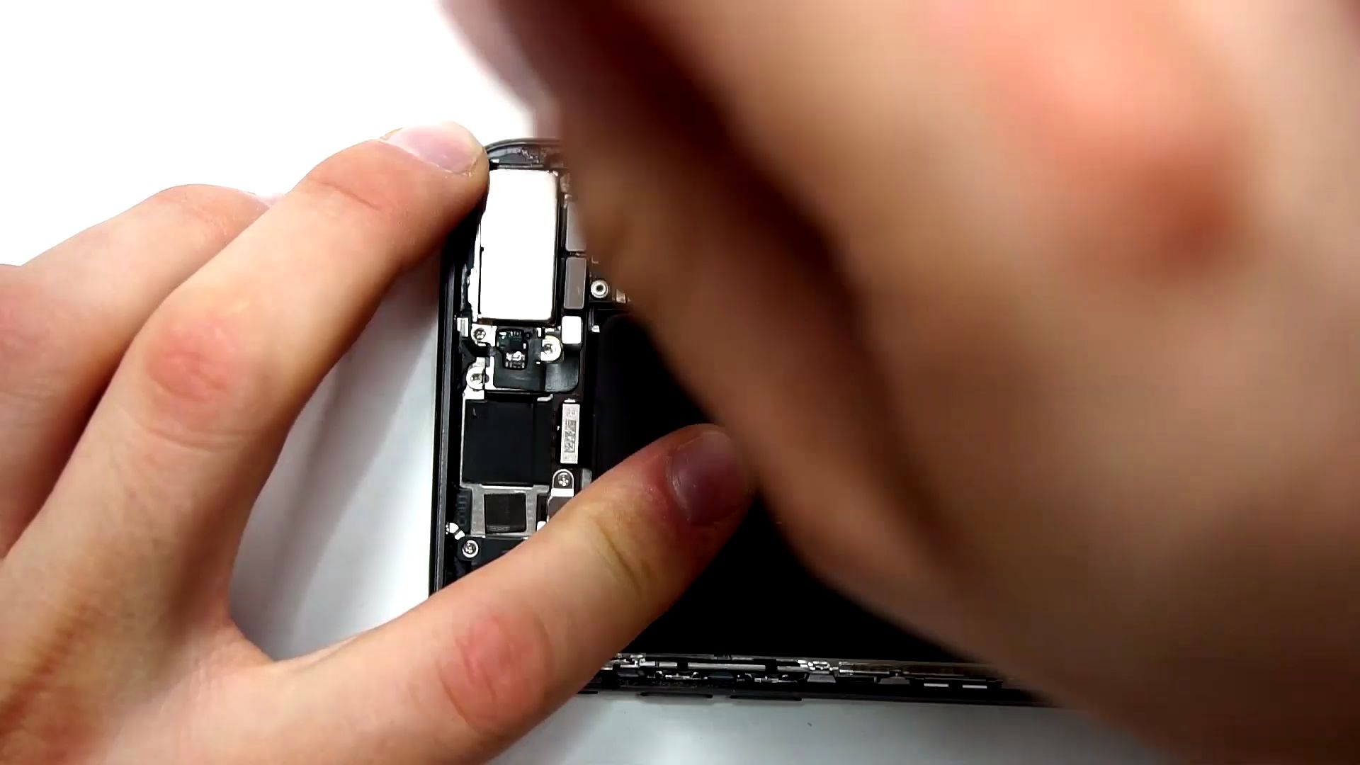 苹果7p更换后摄像头玻璃镜片高手可以不用拆机直接更换