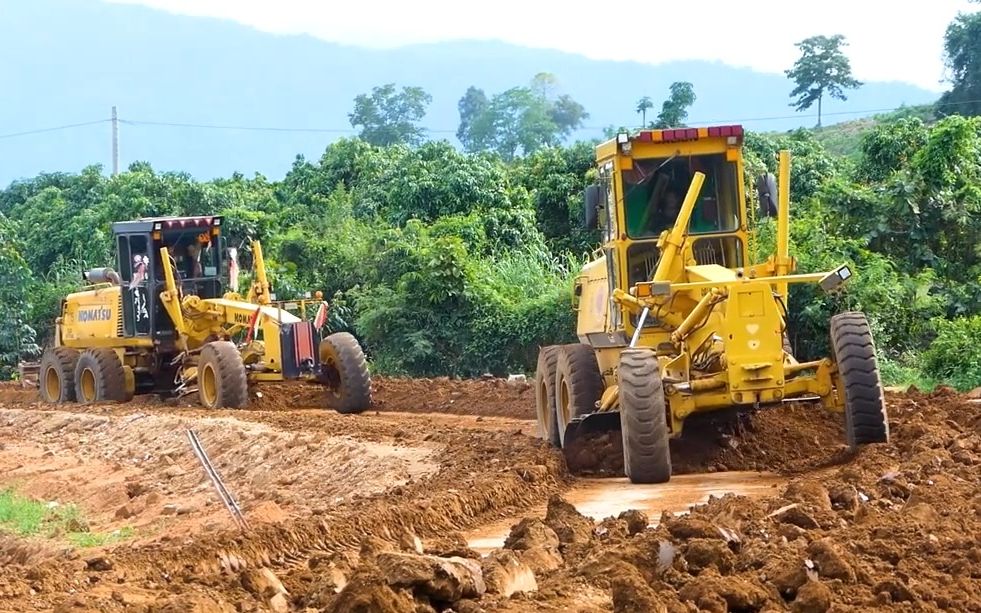 【道路施工】徐工平地机在柬埔寨山区公路平整路基