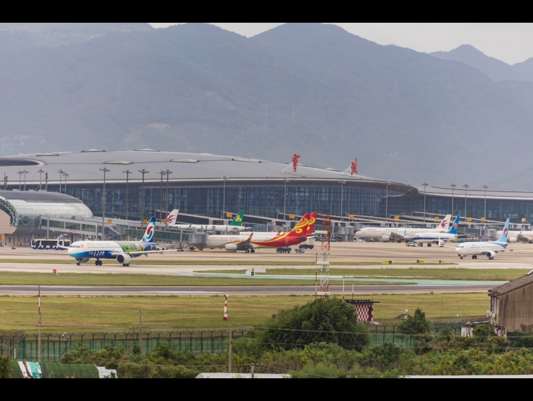 重庆航空大美武隆彩绘机滑行