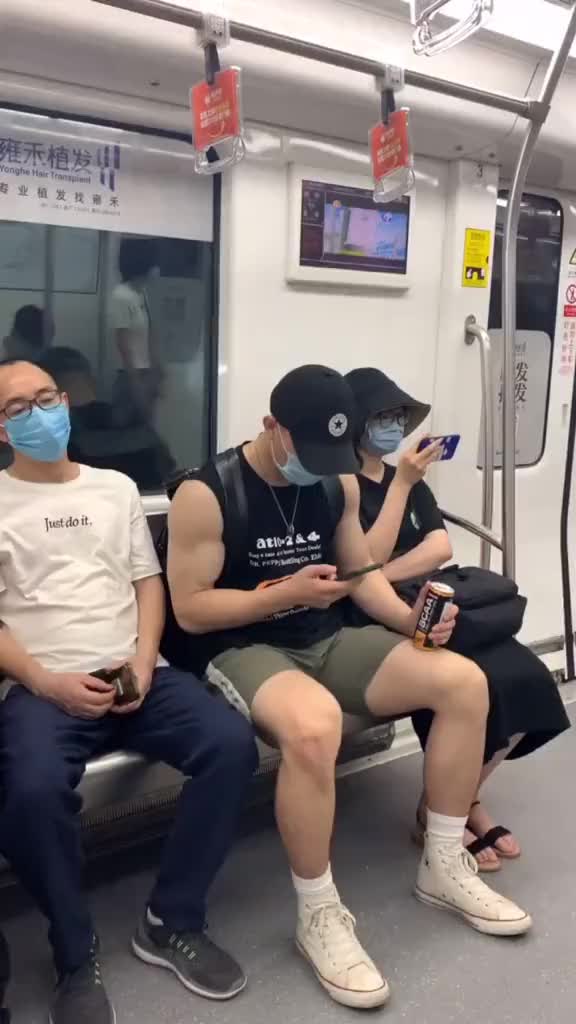 成都地铁上的肌肉男短裤又紧又短