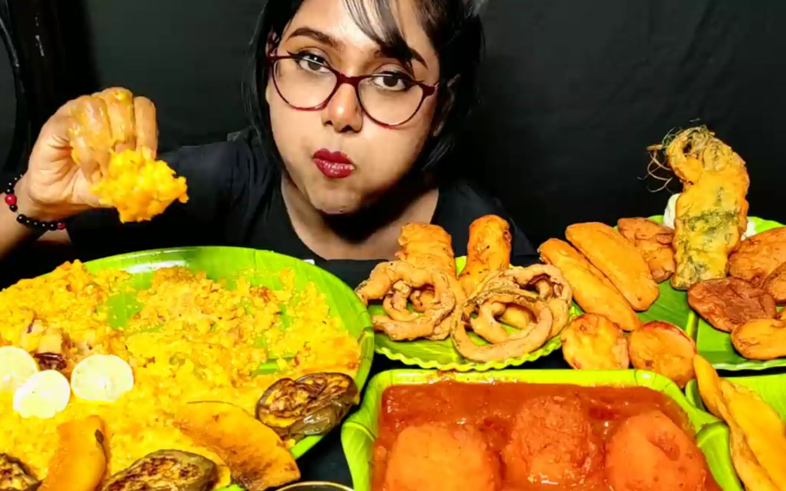 【印度美女吃货】吃着美味咖喱手抓饭