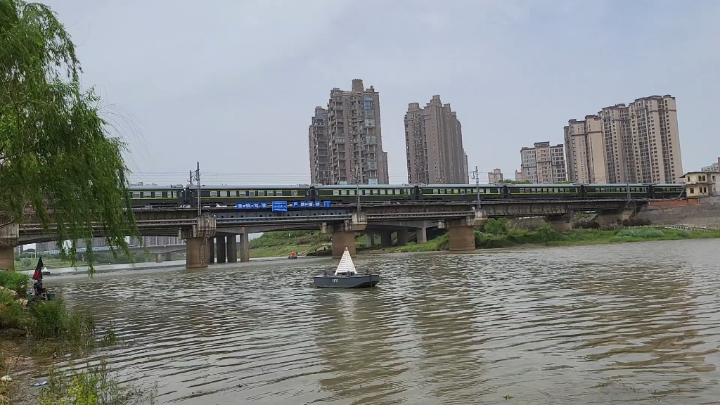 【京广线·长沙】下行旅客列车通过捞刀河大桥