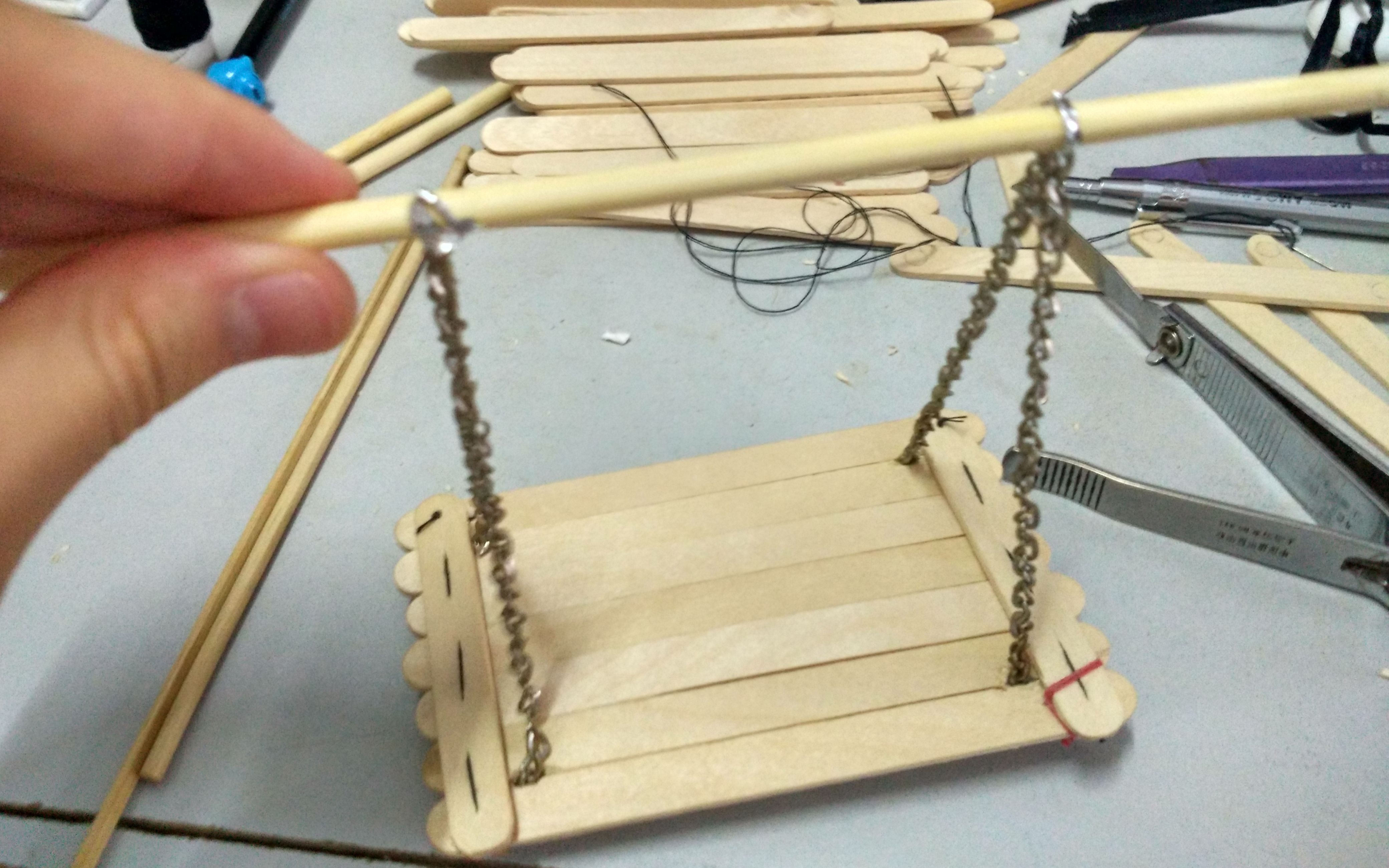 给小仓鼠做小秋千