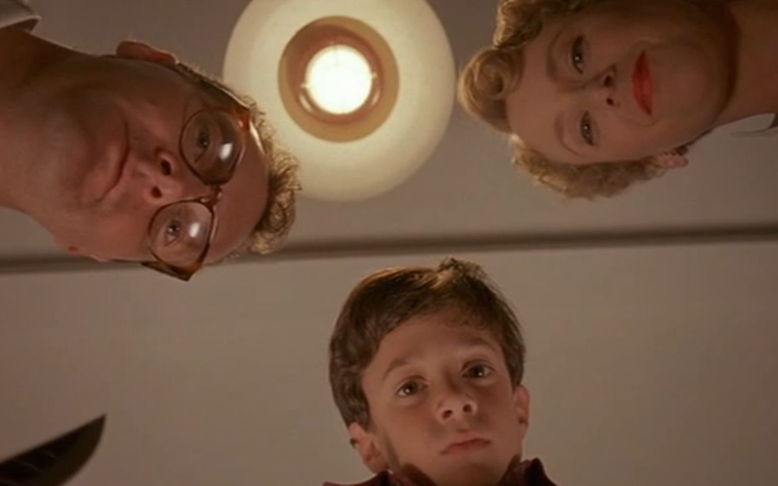 男孩不敢吃肉,因为家里从不买肉,却天天有肉吃