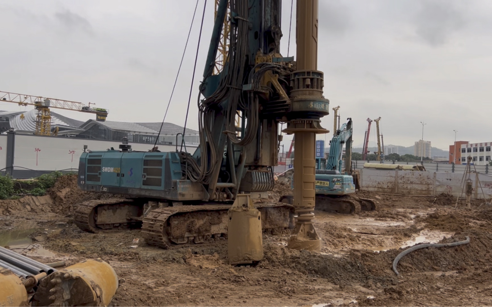 工地旋挖钻机,山河智能360,加液压油,一大桶的加