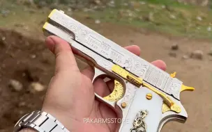 巴铁展示自制土豪版M1911