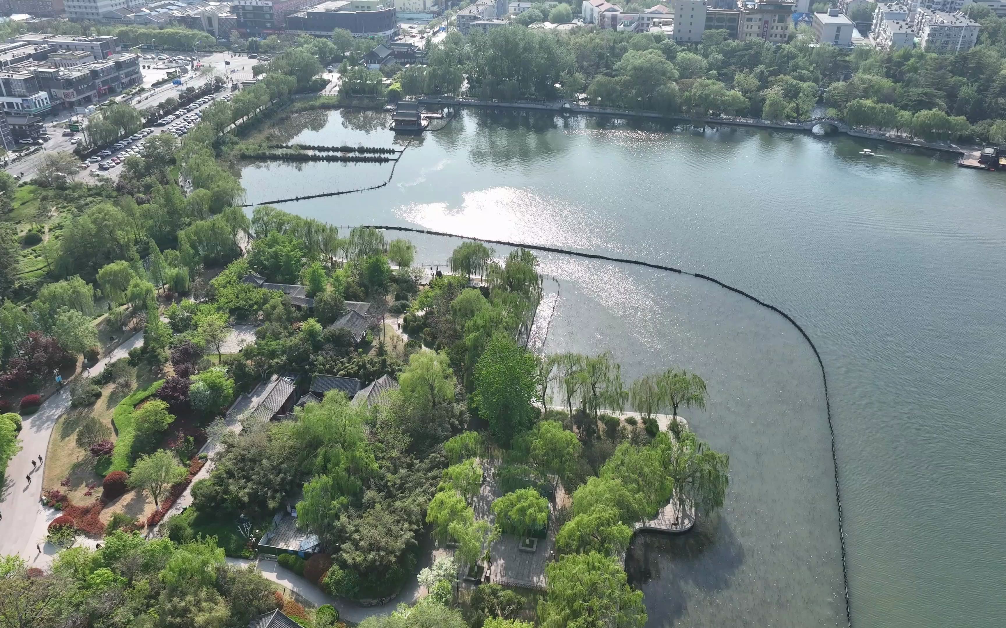 航拍济南大明湖，一个泉水汇集而成的城中湖，风景非常秀丽