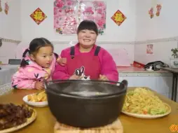 下载视频: 和妹妹上山打酸枣，回家用酸枣核做猪肚汤喝，汤白味鲜，太美味了 猪肚汤 农村生活 农村美食 美食