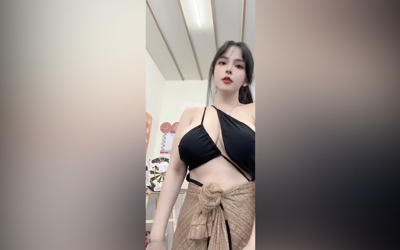 [图]“姐姐你这衣服好像有点不合身....”